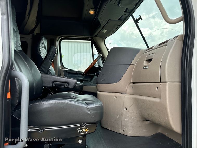 image for item NQ9678 2016 Freightliner  Cascadia 125 semi truck