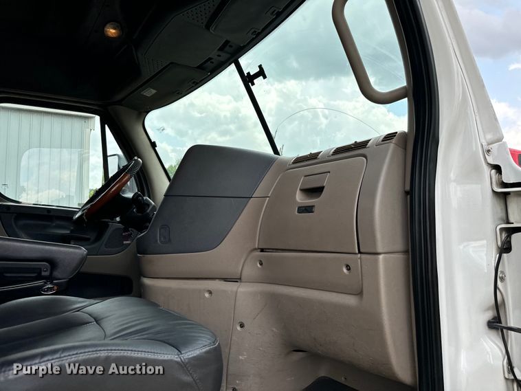 image for item NQ9678 2016 Freightliner  Cascadia 125 semi truck