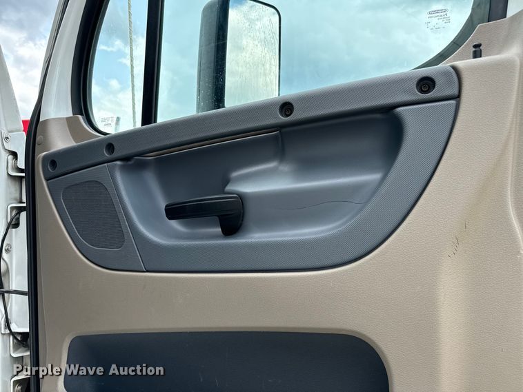 image for item NQ9678 2016 Freightliner  Cascadia 125 semi truck