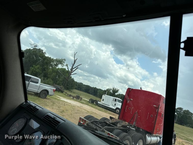 image for item NQ9678 2016 Freightliner  Cascadia 125 semi truck