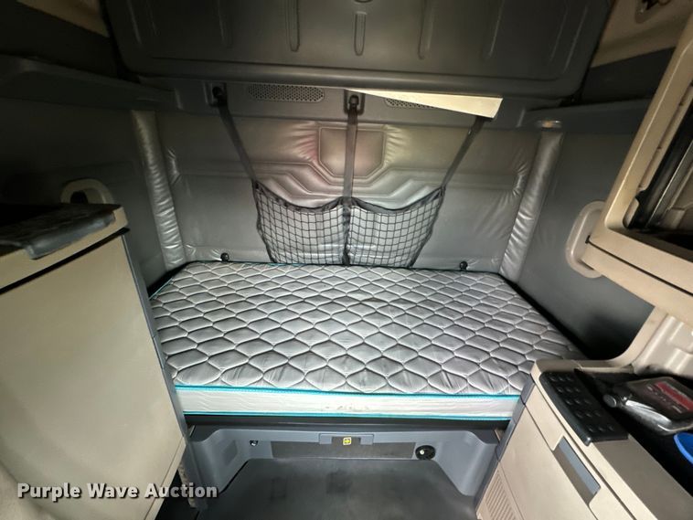 image for item NQ9678 2016 Freightliner  Cascadia 125 semi truck