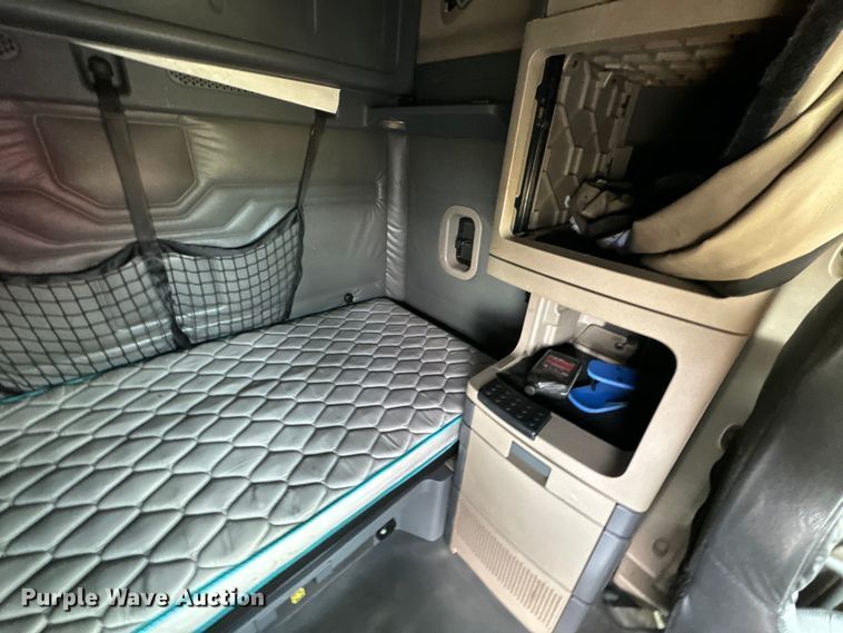 image for item NQ9678 2016 Freightliner  Cascadia 125 semi truck