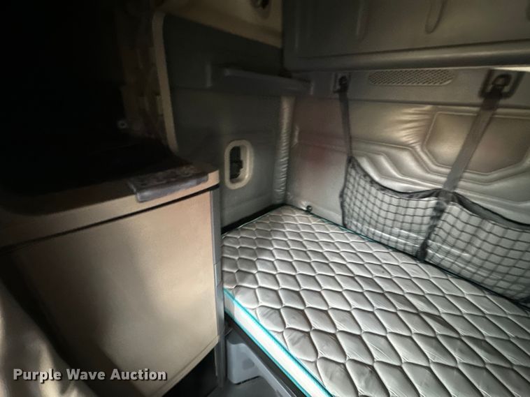 image for item NQ9678 2016 Freightliner  Cascadia 125 semi truck