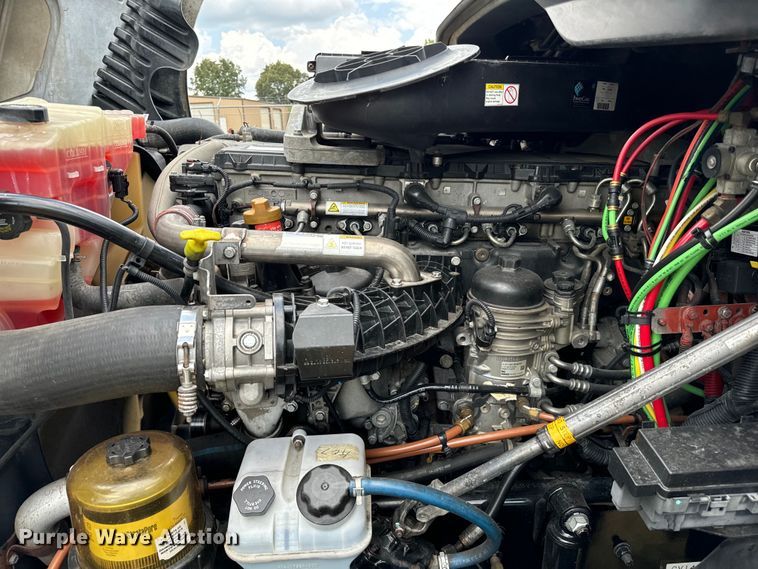 image for item NQ9678 2016 Freightliner  Cascadia 125 semi truck