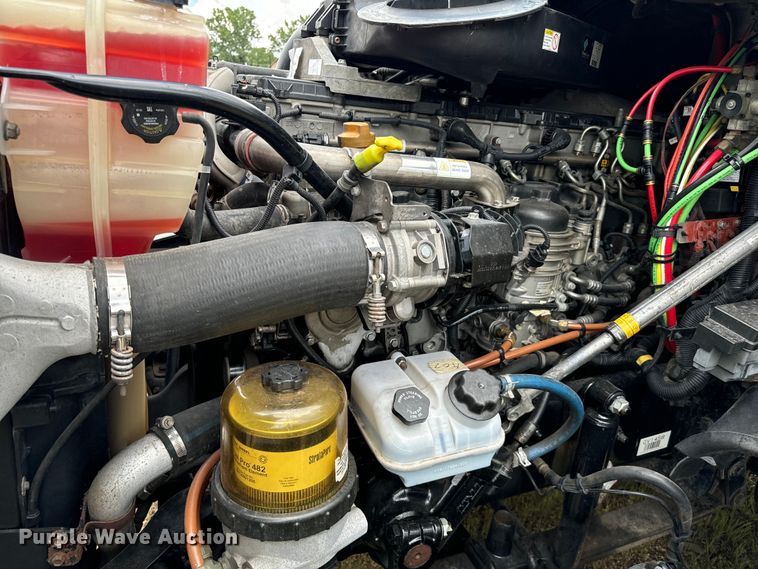 image for item NQ9678 2016 Freightliner  Cascadia 125 semi truck