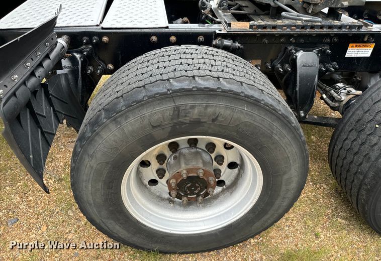 image for item NQ9678 2016 Freightliner  Cascadia 125 semi truck