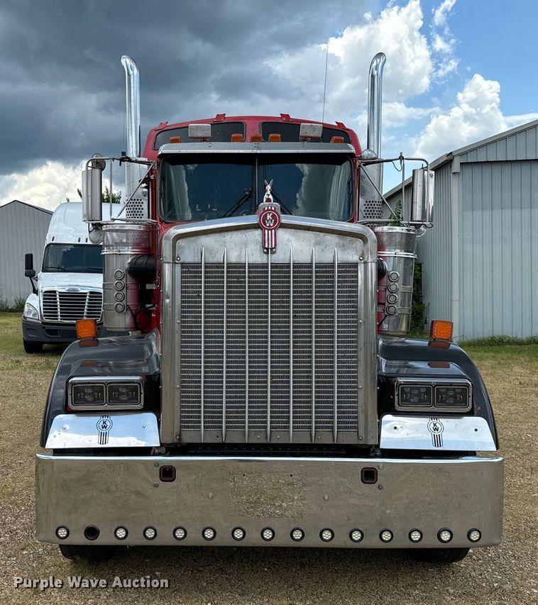 image for item NQ9679 2004 Kenworth W900L semi truck