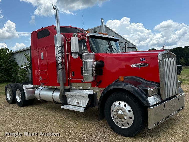 image for item NQ9679 2004 Kenworth W900L semi truck