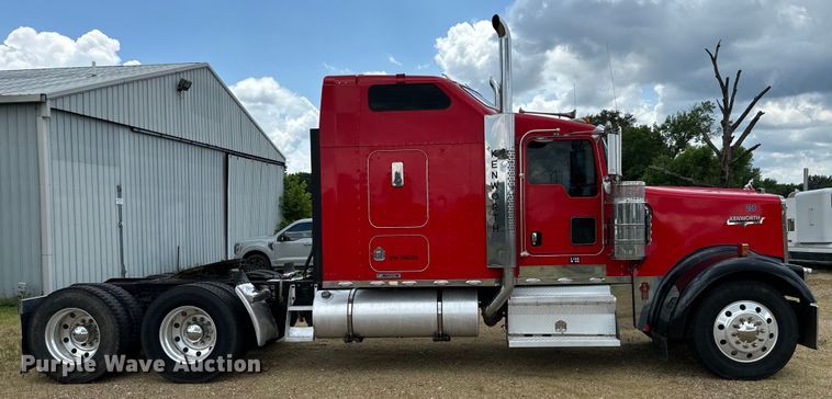 image for item NQ9679 2004 Kenworth W900L semi truck