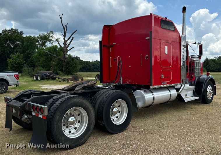 image for item NQ9679 2004 Kenworth W900L semi truck