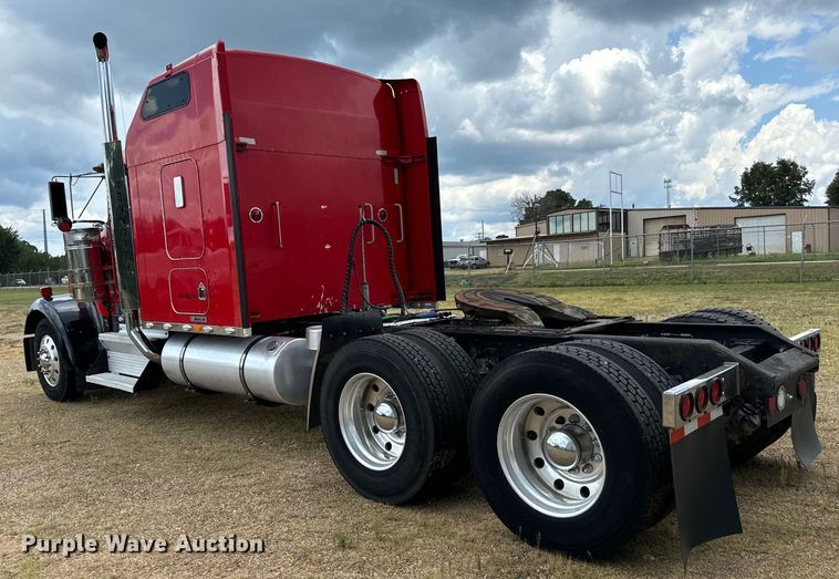 image for item NQ9679 2004 Kenworth W900L semi truck