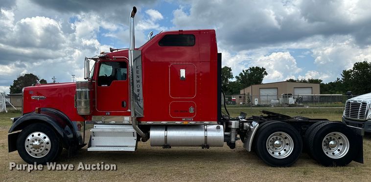image for item NQ9679 2004 Kenworth W900L semi truck