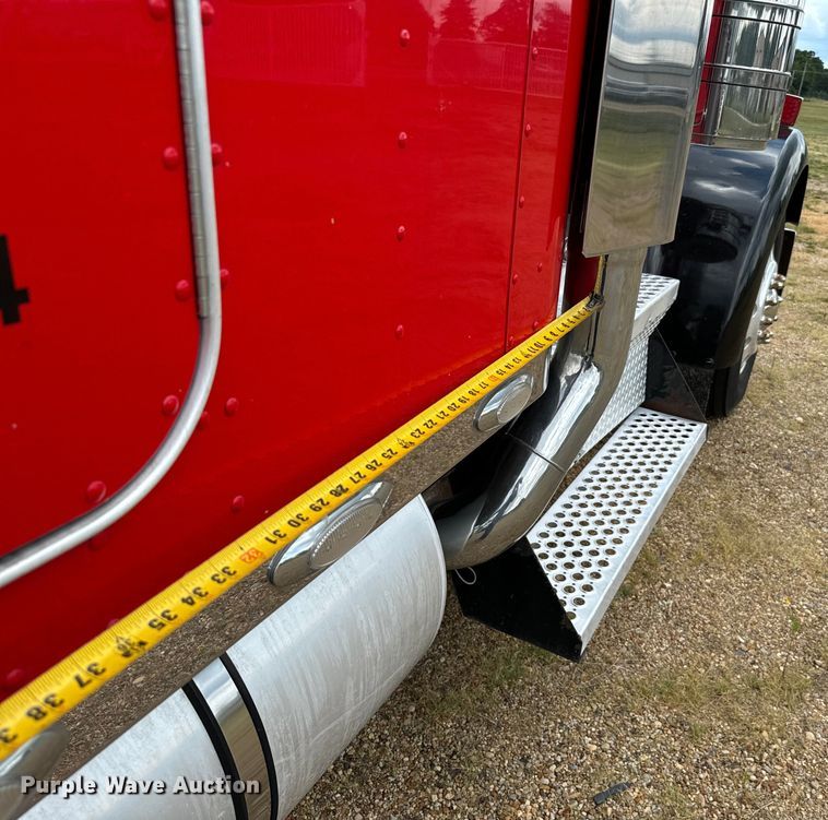 image for item NQ9679 2004 Kenworth W900L semi truck