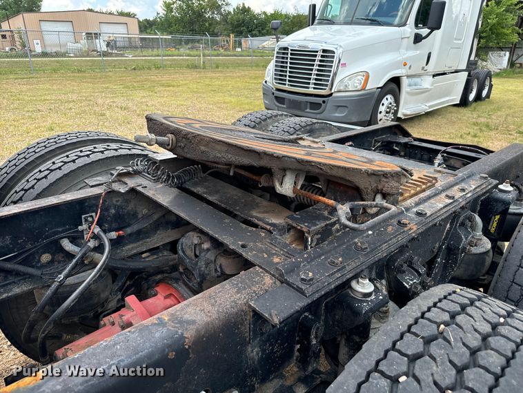 image for item NQ9679 2004 Kenworth W900L semi truck