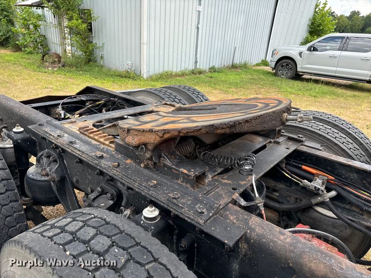 image for item NQ9679 2004 Kenworth W900L semi truck