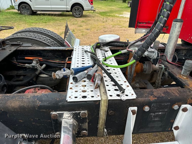 image for item NQ9679 2004 Kenworth W900L semi truck