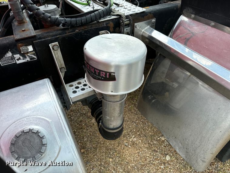 image for item NQ9679 2004 Kenworth W900L semi truck