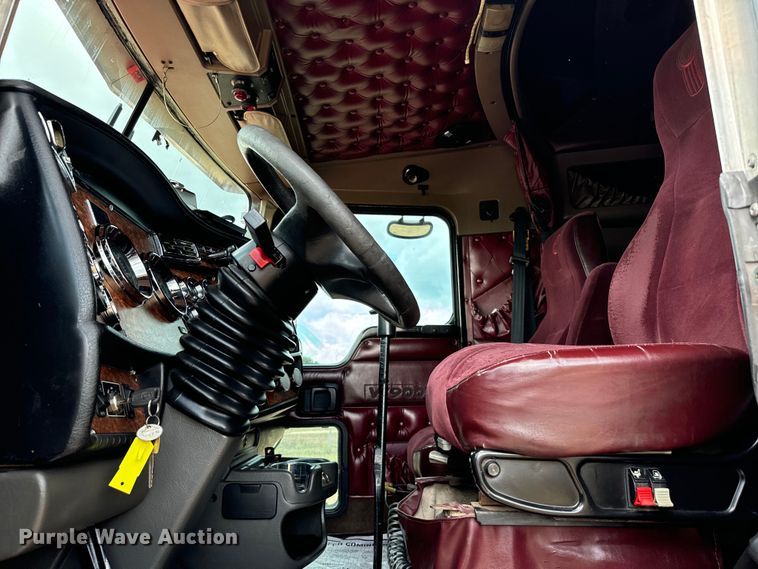 image for item NQ9679 2004 Kenworth W900L semi truck