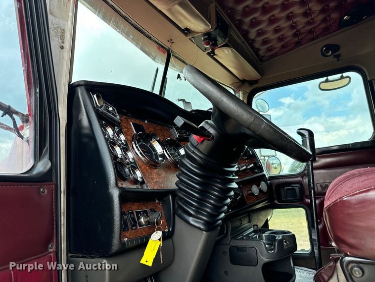 image for item NQ9679 2004 Kenworth W900L semi truck