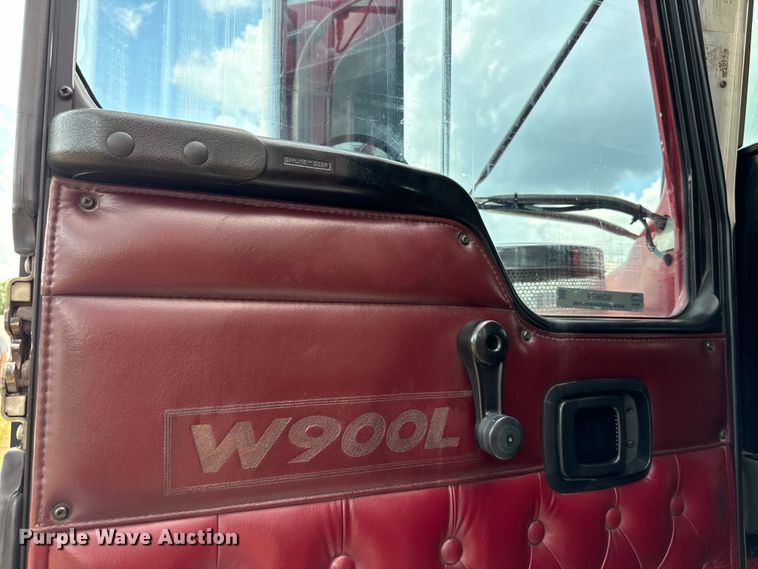 image for item NQ9679 2004 Kenworth W900L semi truck