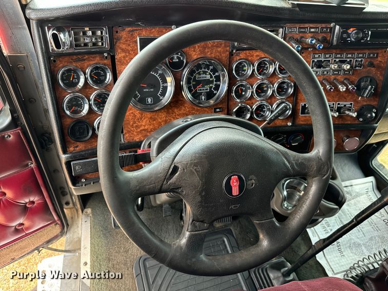 image for item NQ9679 2004 Kenworth W900L semi truck