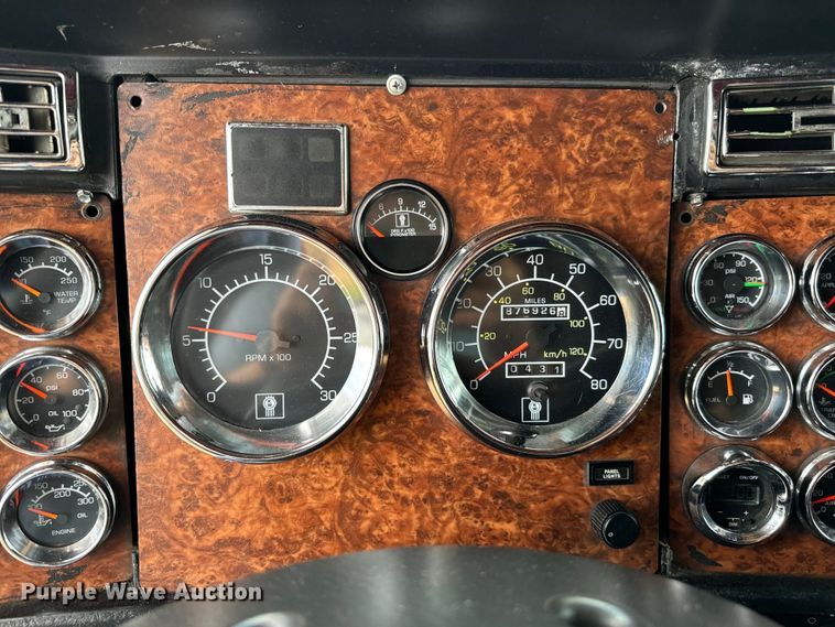 image for item NQ9679 2004 Kenworth W900L semi truck