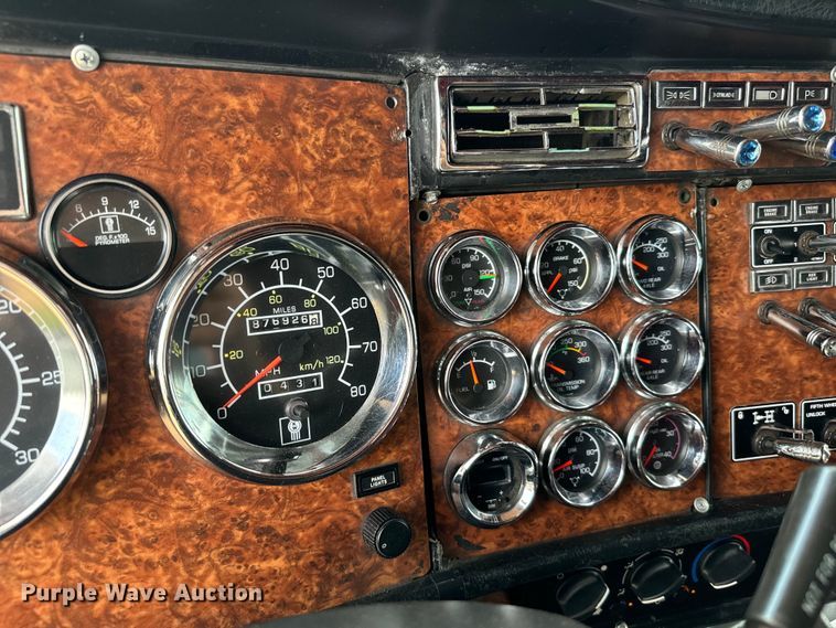 image for item NQ9679 2004 Kenworth W900L semi truck