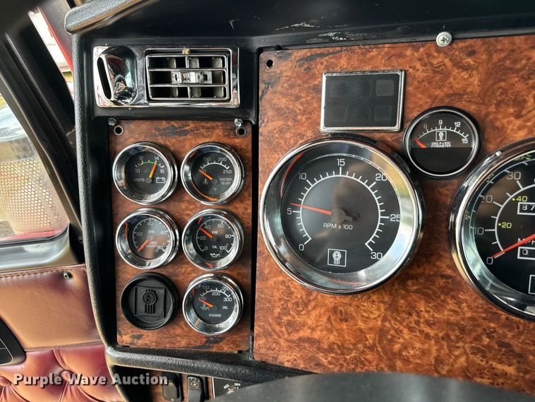 image for item NQ9679 2004 Kenworth W900L semi truck