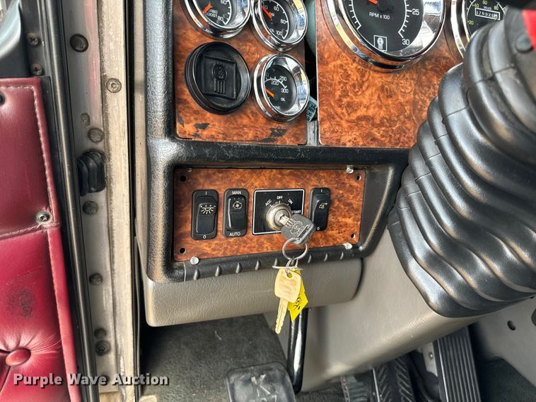 image for item NQ9679 2004 Kenworth W900L semi truck