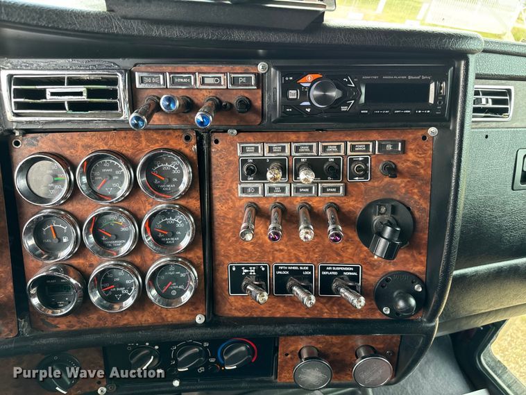 image for item NQ9679 2004 Kenworth W900L semi truck