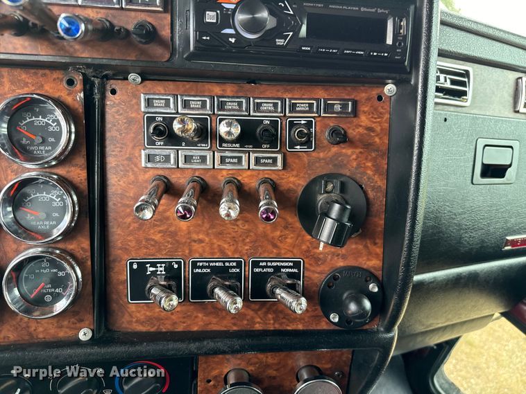 image for item NQ9679 2004 Kenworth W900L semi truck