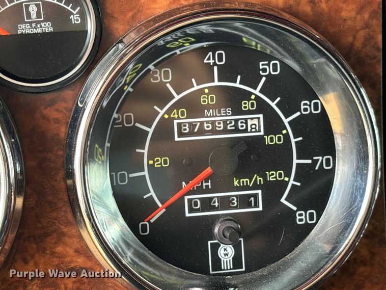 image for item NQ9679 2004 Kenworth W900L semi truck