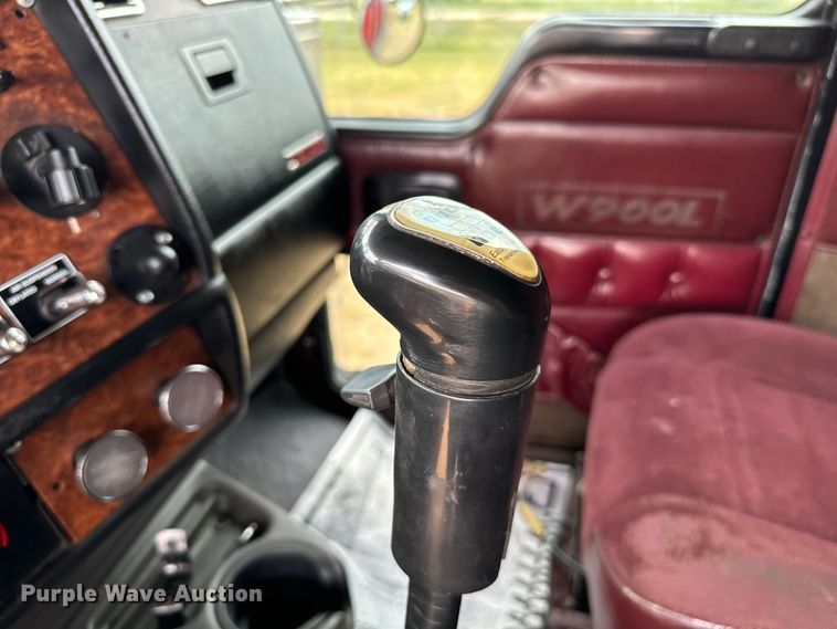image for item NQ9679 2004 Kenworth W900L semi truck
