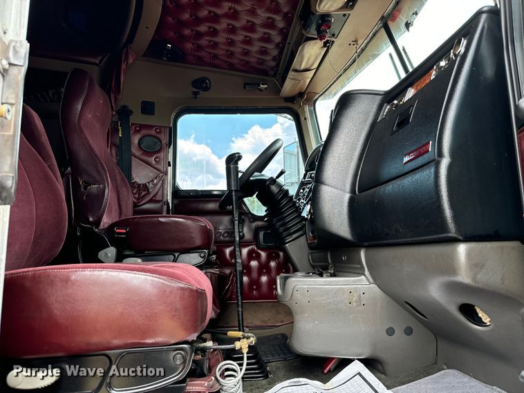 image for item NQ9679 2004 Kenworth W900L semi truck