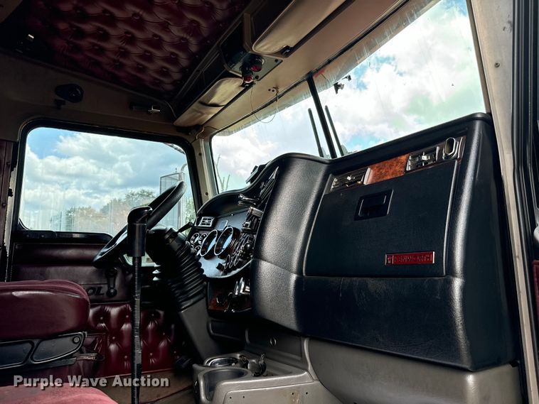 image for item NQ9679 2004 Kenworth W900L semi truck