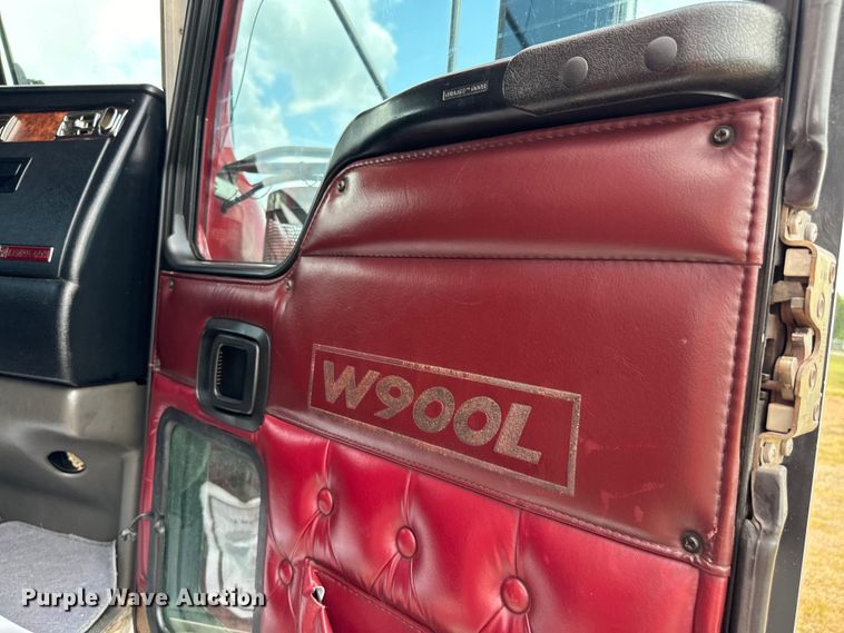 image for item NQ9679 2004 Kenworth W900L semi truck
