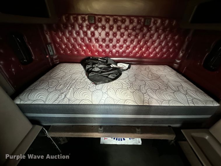 image for item NQ9679 2004 Kenworth W900L semi truck