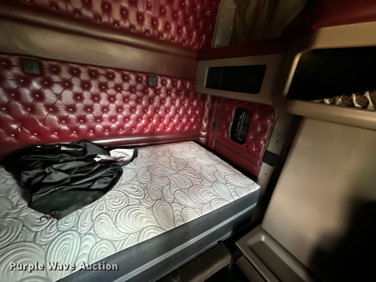 image for item NQ9679 2004 Kenworth W900L semi truck