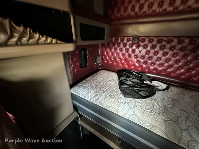 image for item NQ9679 2004 Kenworth W900L semi truck