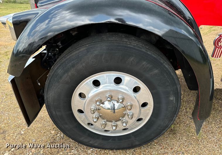 image for item NQ9679 2004 Kenworth W900L semi truck