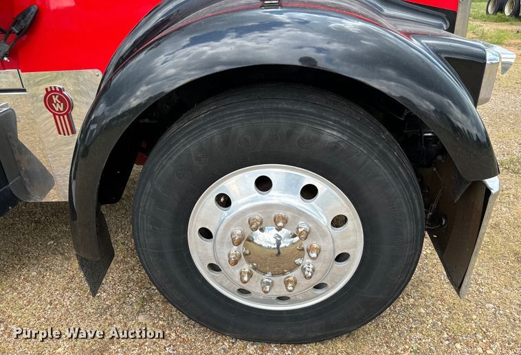 image for item NQ9679 2004 Kenworth W900L semi truck