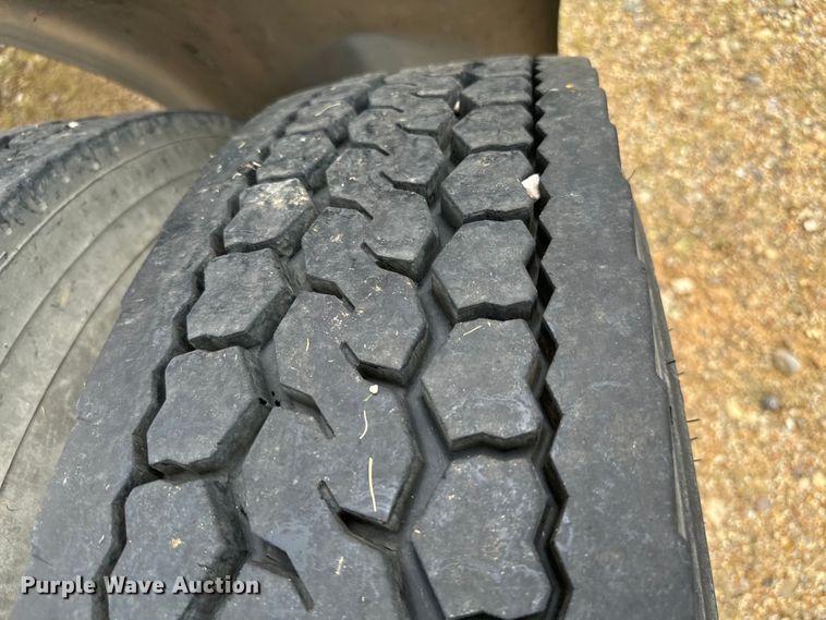 image for item NQ9679 2004 Kenworth W900L semi truck