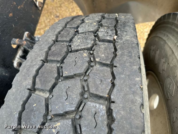 image for item NQ9679 2004 Kenworth W900L semi truck