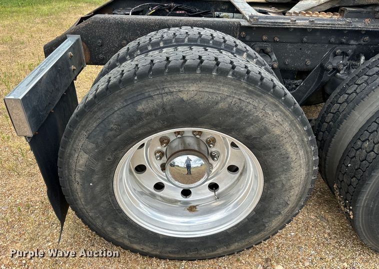 image for item NQ9679 2004 Kenworth W900L semi truck