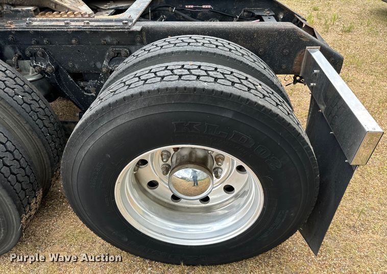 image for item NQ9679 2004 Kenworth W900L semi truck