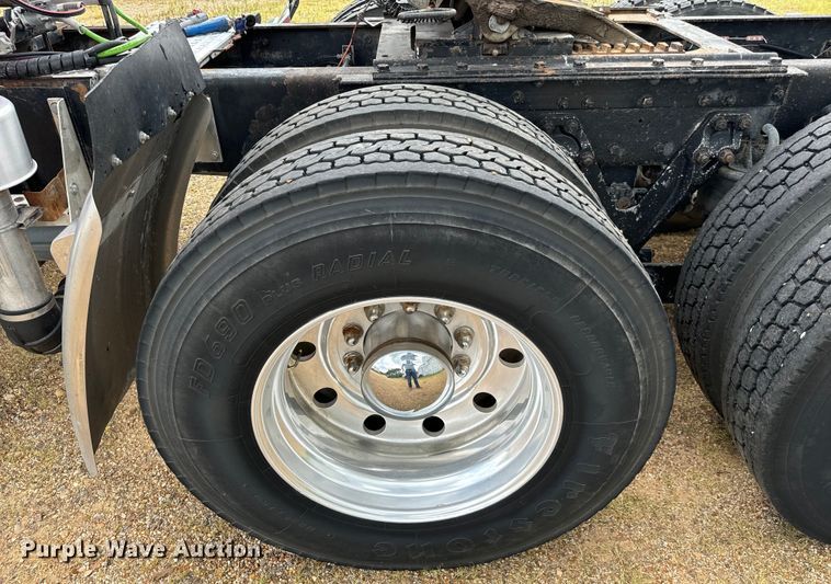 image for item NQ9679 2004 Kenworth W900L semi truck