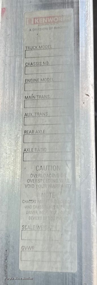 image for item NQ9679 2004 Kenworth W900L semi truck