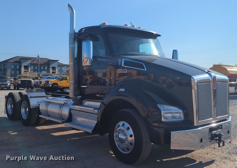 image for item NW9614 2020 Kenworth  T880 semi truck