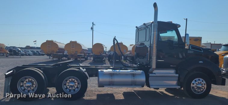 image for item NW9614 2020 Kenworth  T880 semi truck