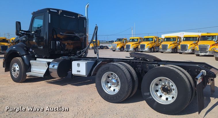 image for item NW9614 2020 Kenworth  T880 semi truck